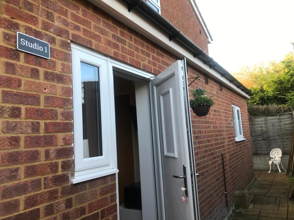 Studio-1-Staines/Heathrow/London-Own Entrance Exterior photo